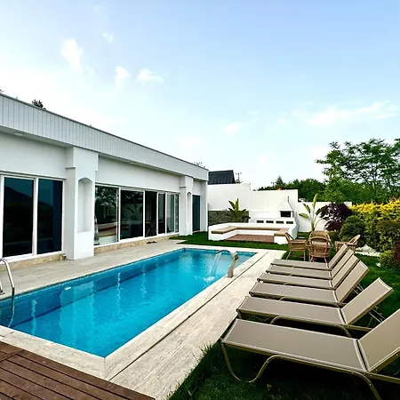 Sakarya Memnuniye De 2 1 Salon Isitma Havuzlu , Muhafazakar , Soemineli , Jakuzili 6 Kisilik Tatil Villasi Villa Sapanca