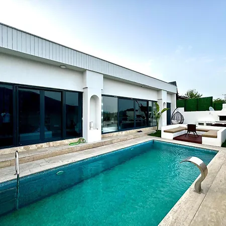 Sakarya Memnuniye De 2 1 Salon Oezel Havuzlu , Muhafazakar , Soemineli , Jakuzili 6 Kisilik Tatil Villasi Sapanca