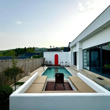 Sakarya Memnuniye De 2 1 Salon Oezel Havuzlu , Muhafazakar , Soemineli , Jakuzili 6 Kisilik Tatil Villasi