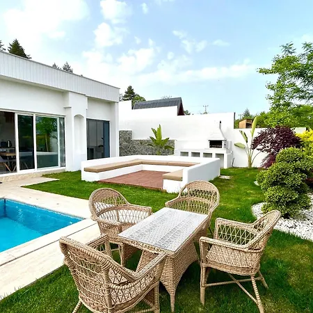 Sakarya Memnuniye De 2 1 Salon Isitma Havuzlu , Muhafazakar , Soemineli , Jakuzili 6 Kisilik Tatil Villasi Villa *