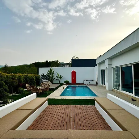 Villa Sakarya Memnuniye De 2 1 Salon Isitma Havuzlu , Muhafazakar , Soemineli , Jakuzili 6 Kisilik Tatil Villasi