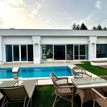Sakarya Memnuniye De 2 1 Salon Oezel Havuzlu , Muhafazakar , Soemineli , Jakuzili 6 Kisilik Tatil Villasi Villa