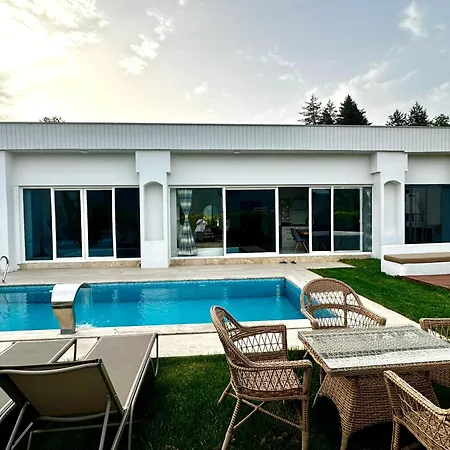 Sakarya Memnuniye De 2 1 Salon Isitma Havuzlu , Muhafazakar , Soemineli , Jakuzili 6 Kisilik Tatil Villasi Villa