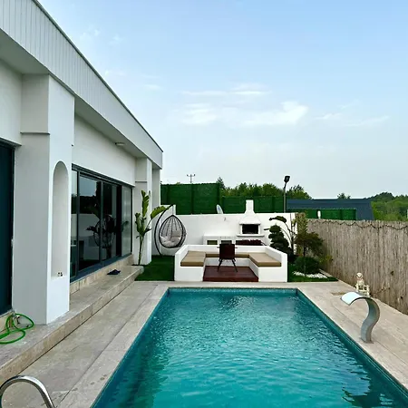 Sakarya Memnuniye De 2 1 Salon Oezel Havuzlu , Muhafazakar , Soemineli , Jakuzili 6 Kisilik Tatil Villasi * Sapanca