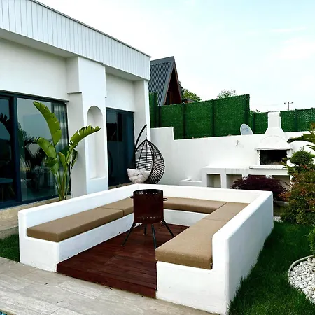 Sakarya Memnuniye De 2 1 Salon Oezel Havuzlu , Muhafazakar , Soemineli , Jakuzili 6 Kisilik Tatil Villasi Sapanca